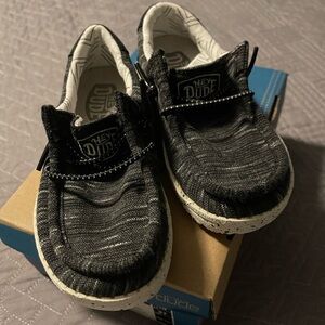 Hey Dude Toddler shoes size 9. Excellent condition